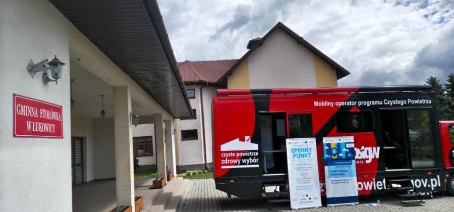 Kampania edukacyjno-informacyjna poświęcona ochronie powietrza, dostępnym dofinansowaniom dla mieszkańców Gminy Łukowica: podczas wizyty Mobilnego Operatora Czystego Powietrza w Gminie Łukowica