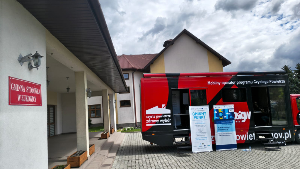 Kampania edukacyjno-informacyjna poświęcona ochronie powietrza, dostępnym dofinansowaniom dla mieszkańców Gminy Łukowica: podczas wizyty Mobilnego Operatora Czystego Powietrza w Gminie Łukowica